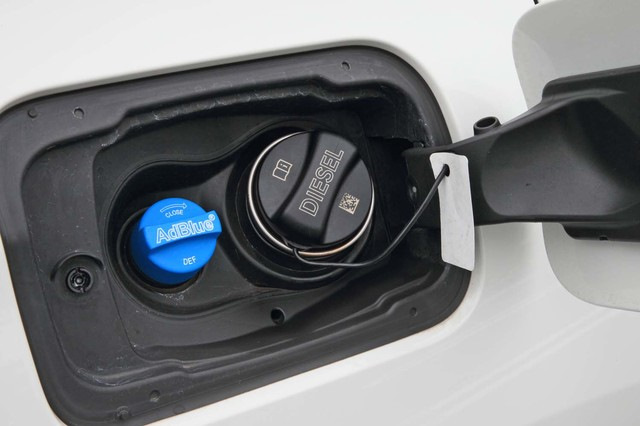 Горловина AdBlue на автомобиле