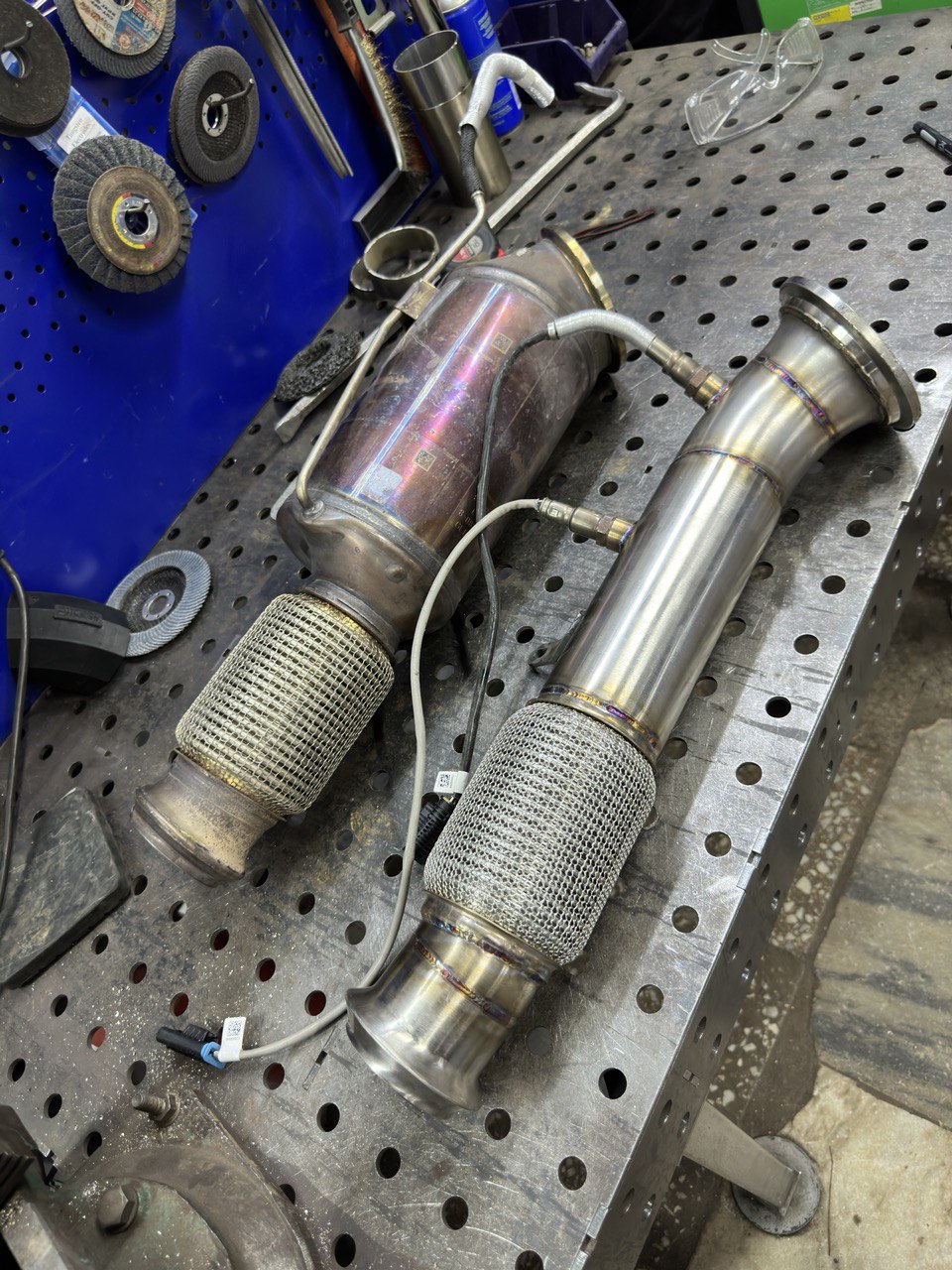 Ещё один пример сравнения штатного узла и downpipe