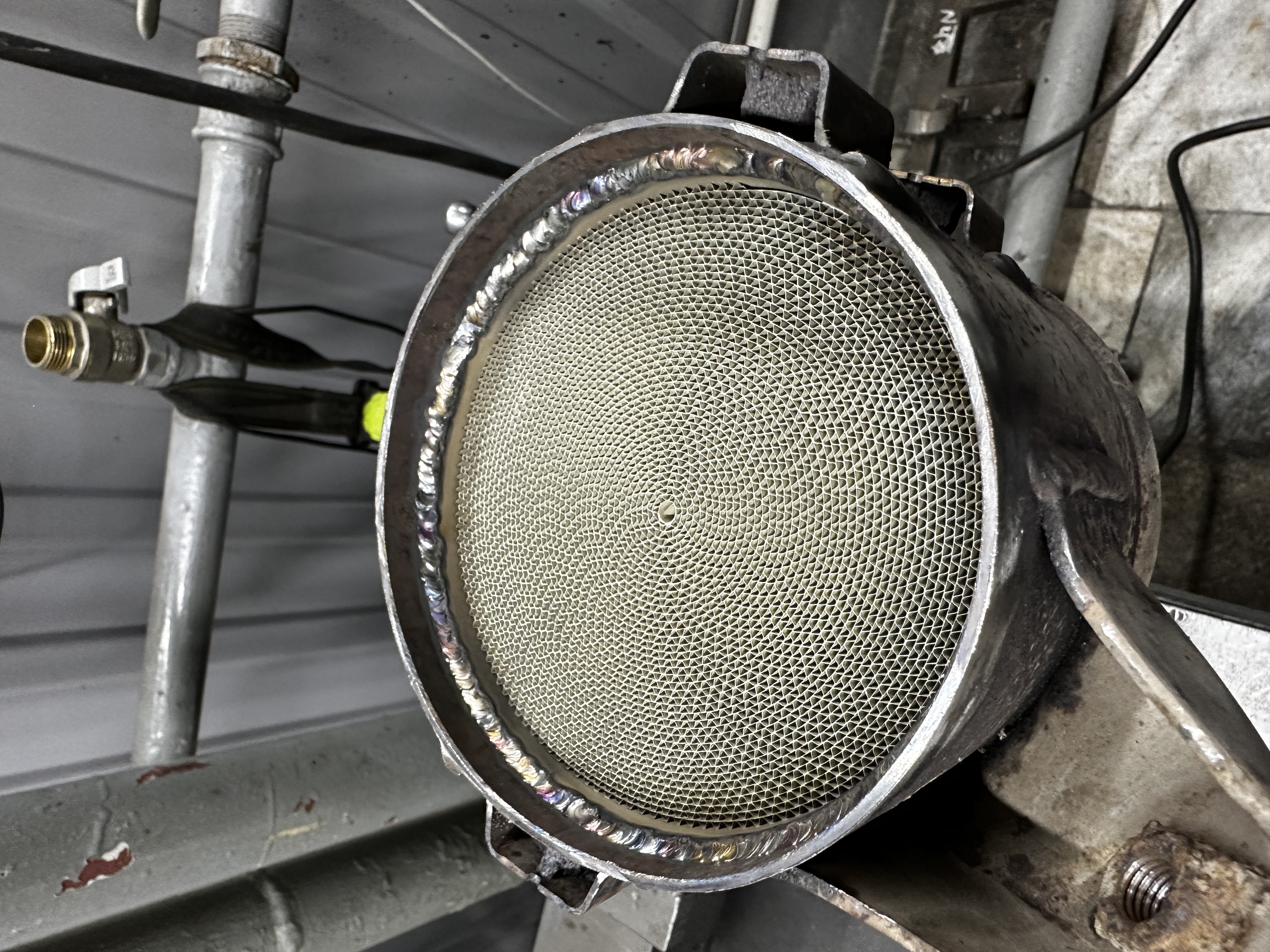 Универсальный металлический катализатор после установки